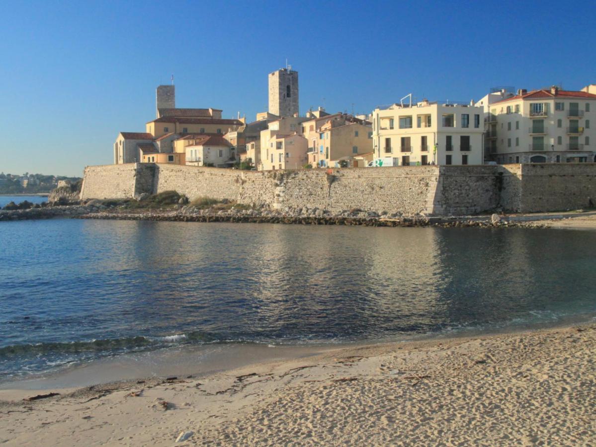 2 Pièces Climatisé Avec Balcon Dans Le Vieil Antibes, Résidence Moderne Avec Ascenseur *
