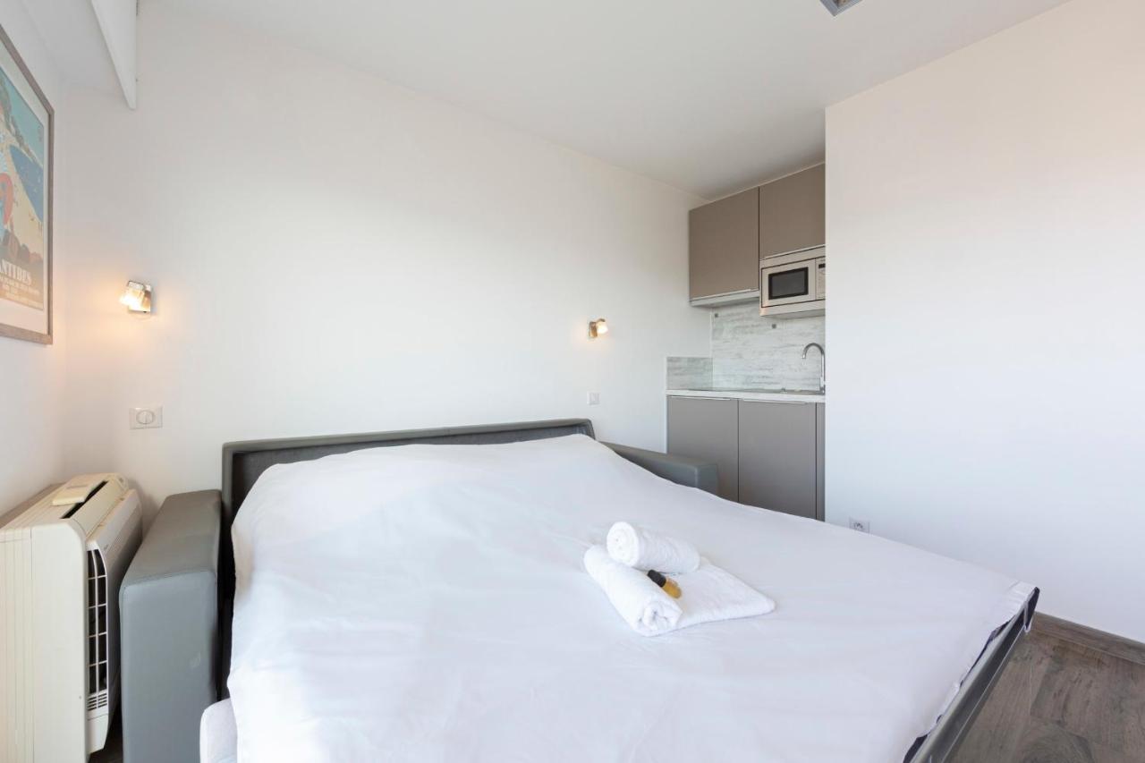 With A Panoramic View At The Last Floor Of The With A Pool * Antibes