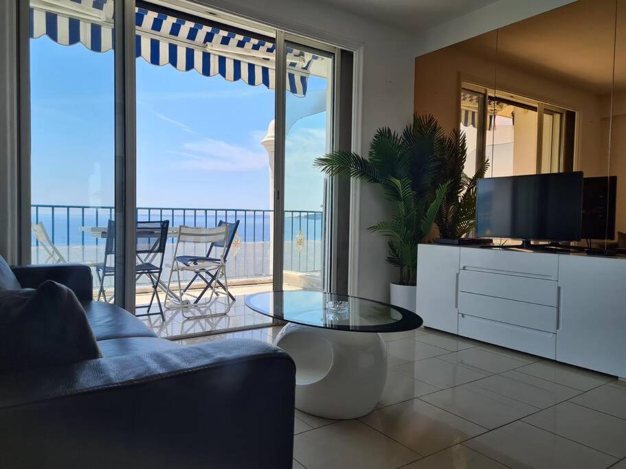Au Bord De La Mer De Juan-les-pins Antibes