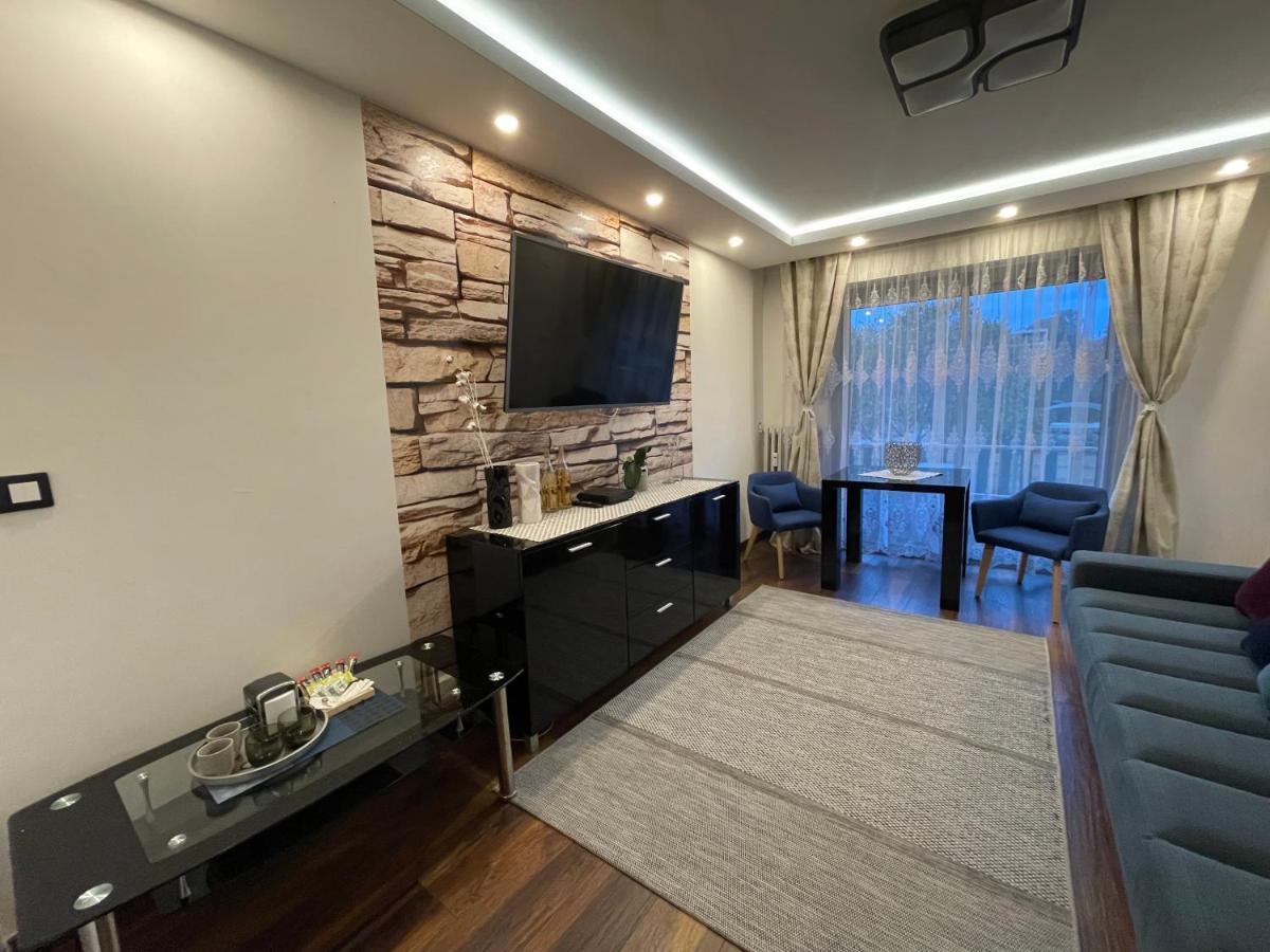 Charming Ac 2-bedroom Center Family, Couples Friendly Apartment *