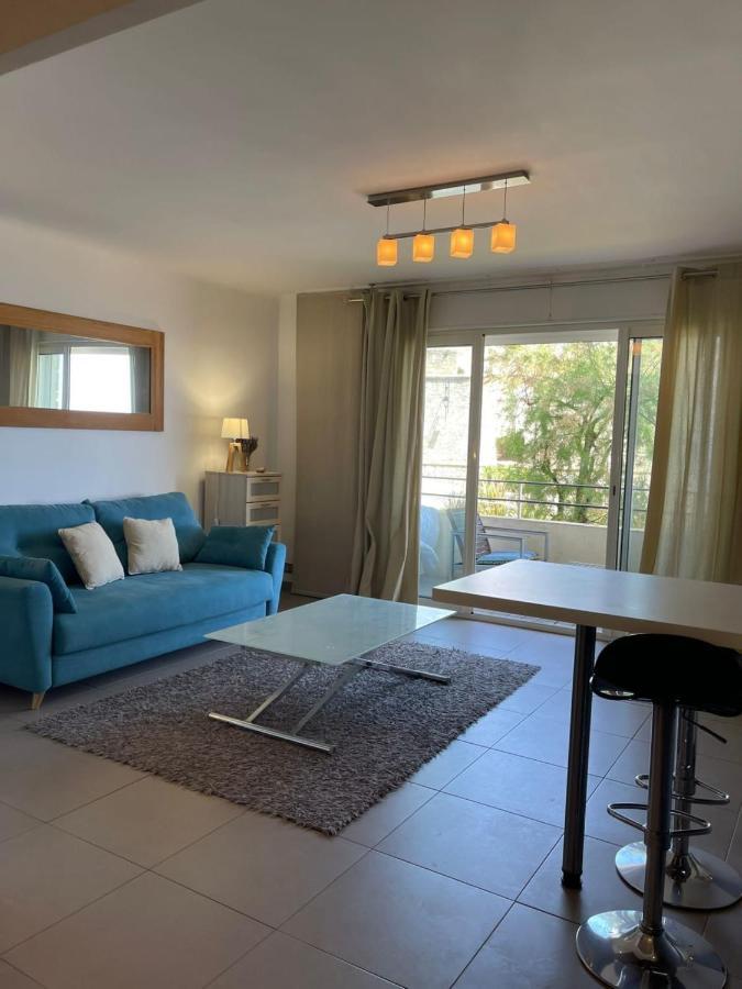Fully Equipped Beachfront In The Heart Of The Center Bd Leclerc * Antibes
