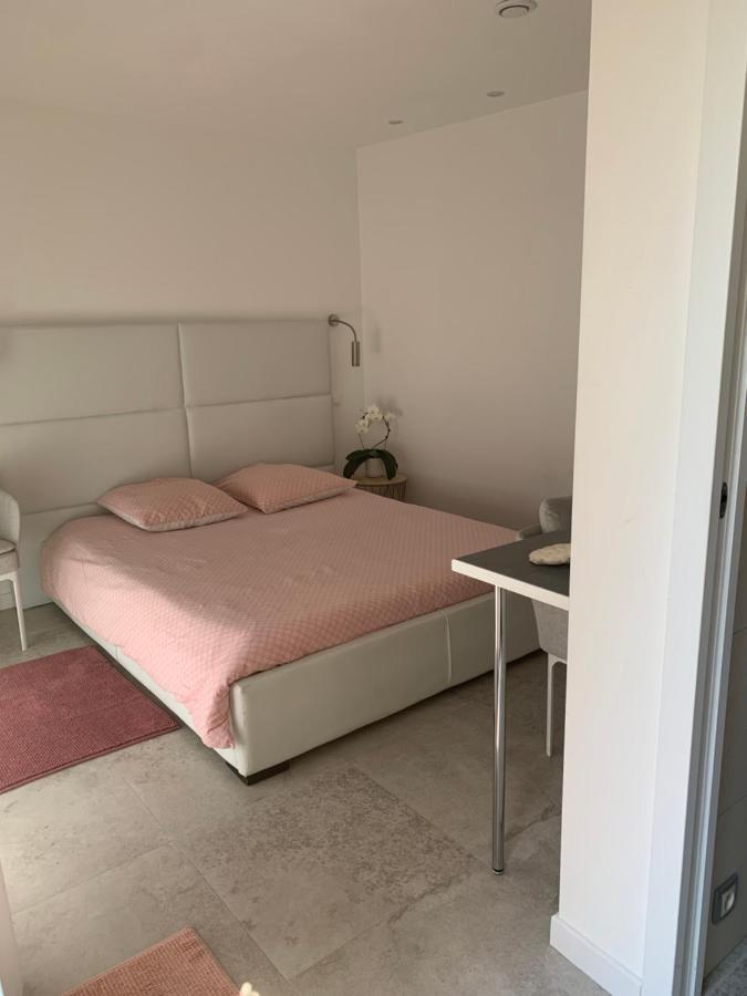Séjour chez l'habitant Elimia Piscine Privee & Chauffee *