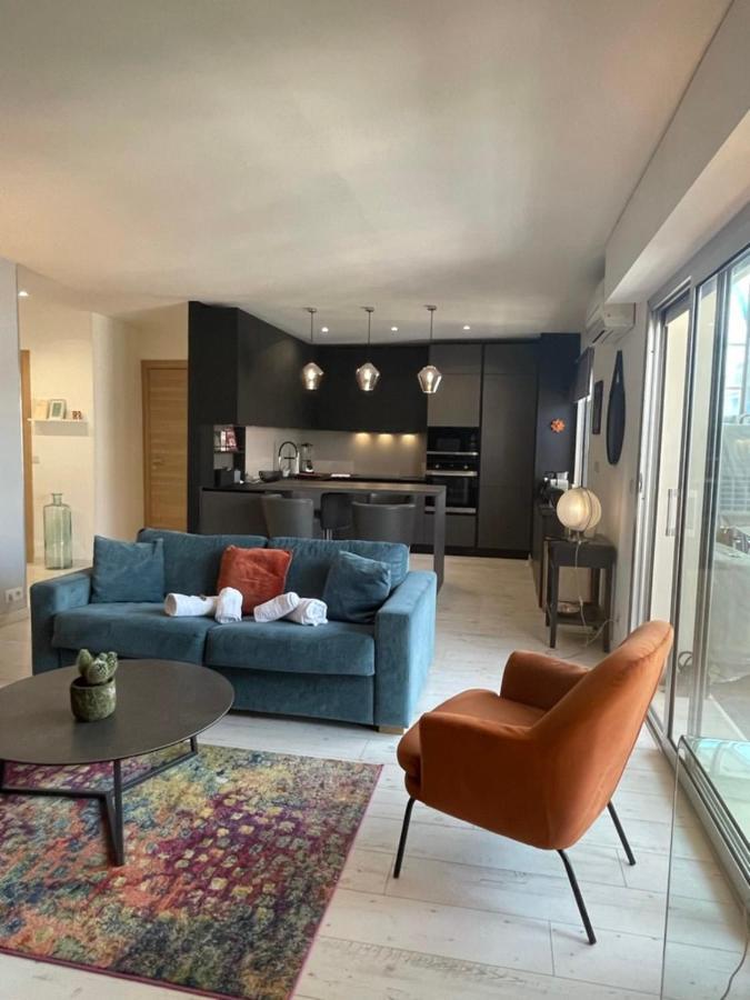 Deux Pièces Spacieux Place De Gaulle Centre-ville D'antibes Avec Extérieur *