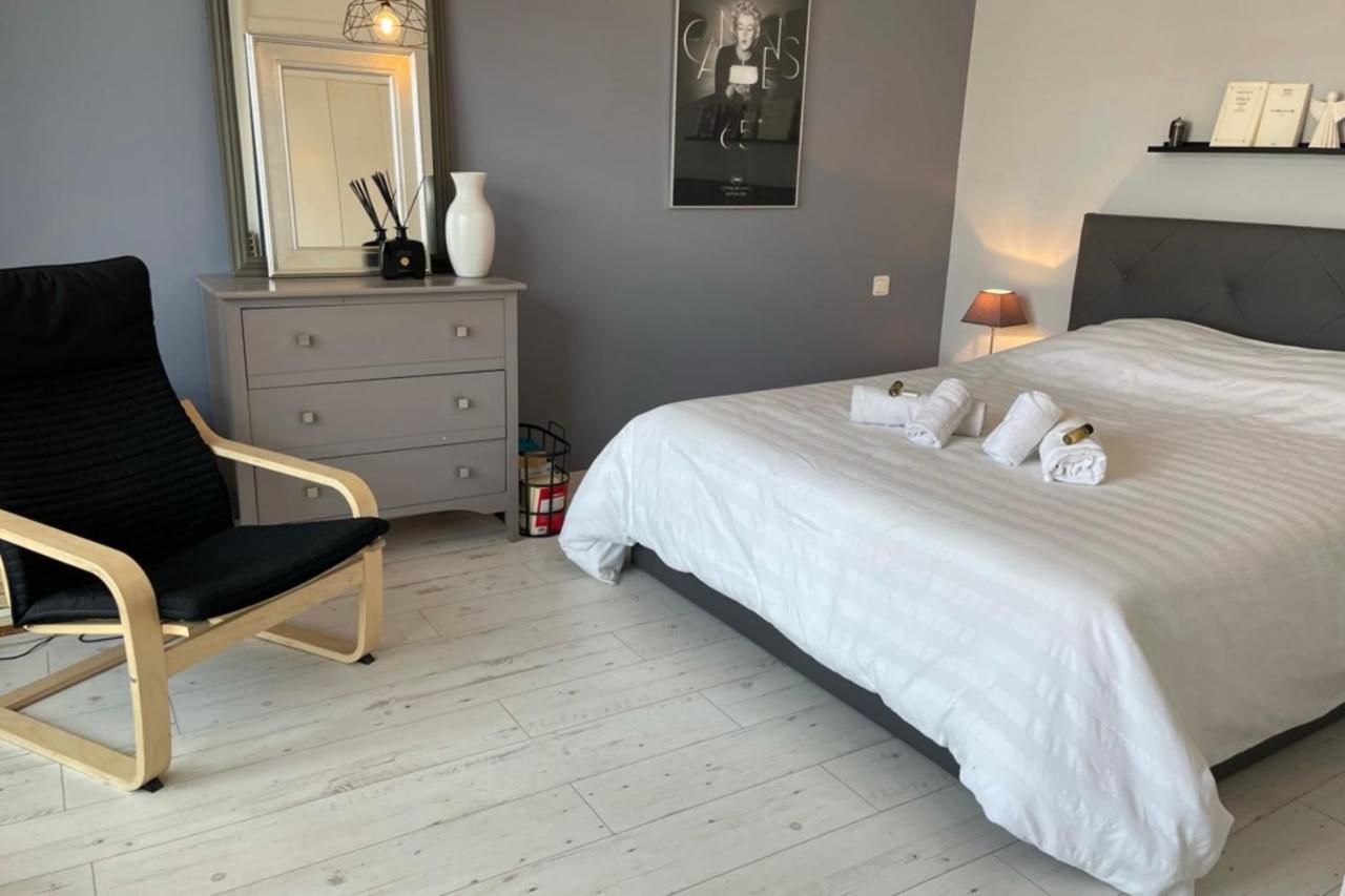Appartement Deux Pièces Spacieux Place De Gaulle Centre-ville D'antibes Avec Extérieur Antibes