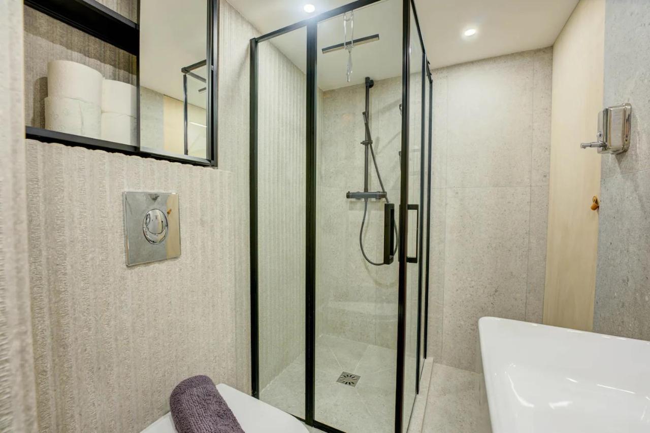 Duplex Mezzanine Near Shops & Cafes *