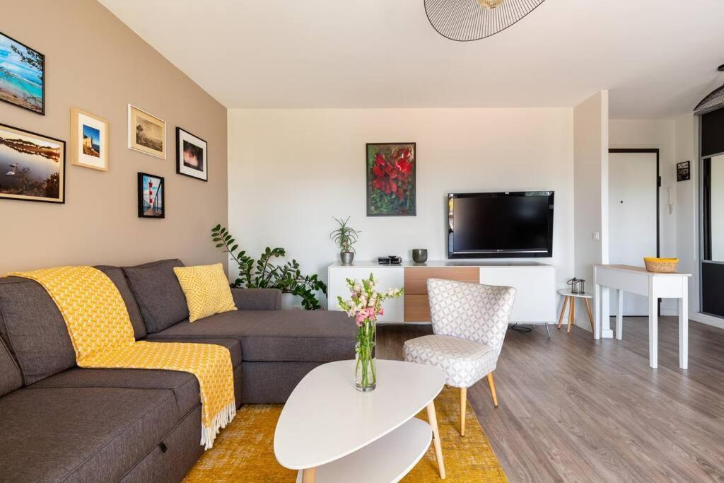 Bel Avec Terrasse, Piscine, Parking Prive Et Club De Tennis, Padel En Sus *