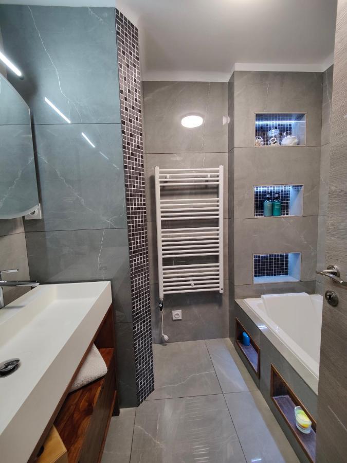 Charming Ac 2-bedroom Center Family, Couples Friendly Apartment *