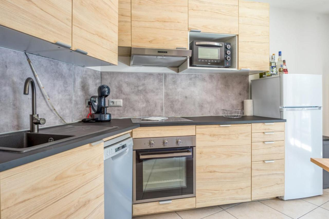 Nice Air Conditioned With A Balcony - - Welkeys Apartment