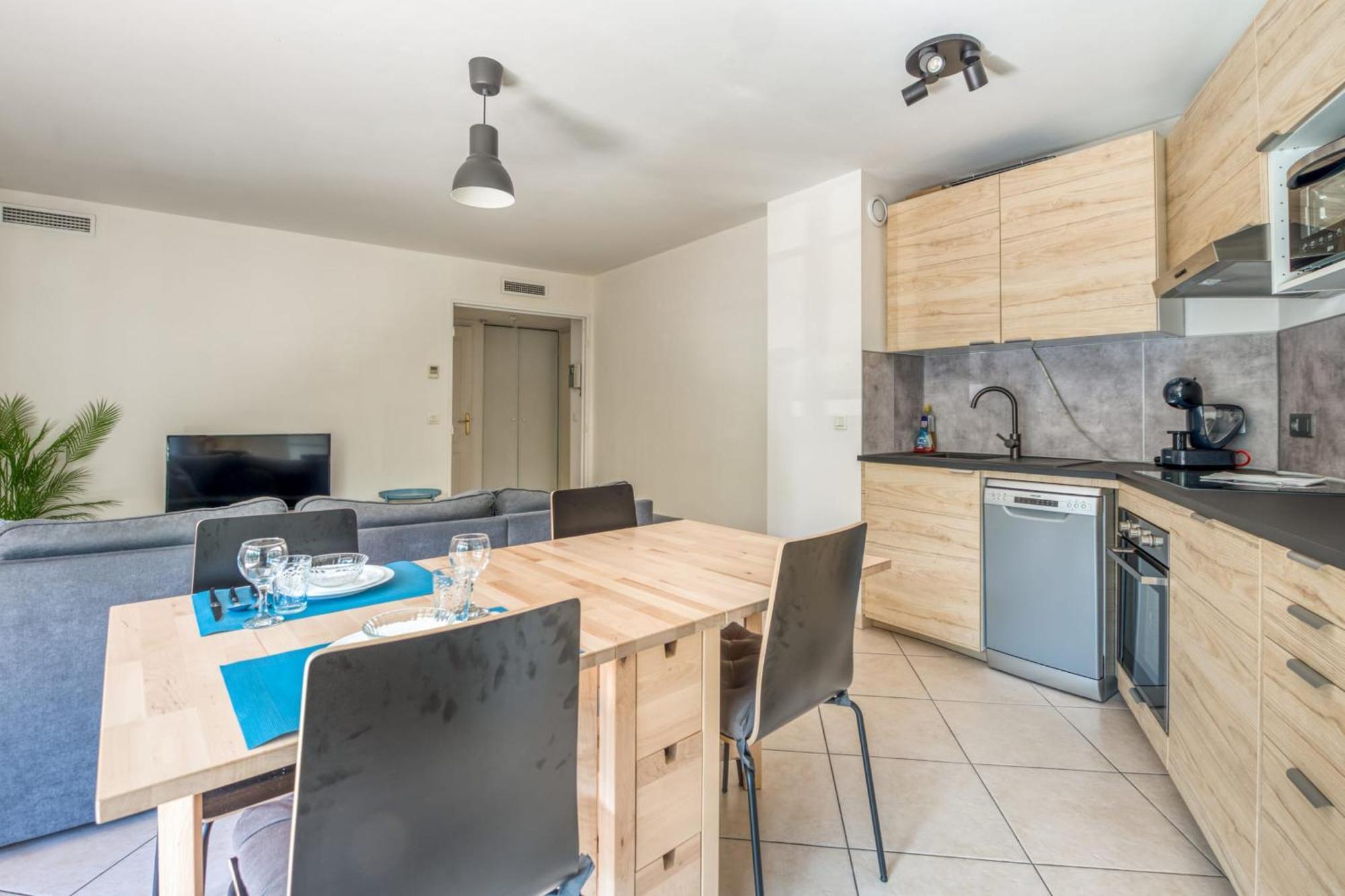 Nice Air Conditioned With A Balcony - - Welkeys Apartment