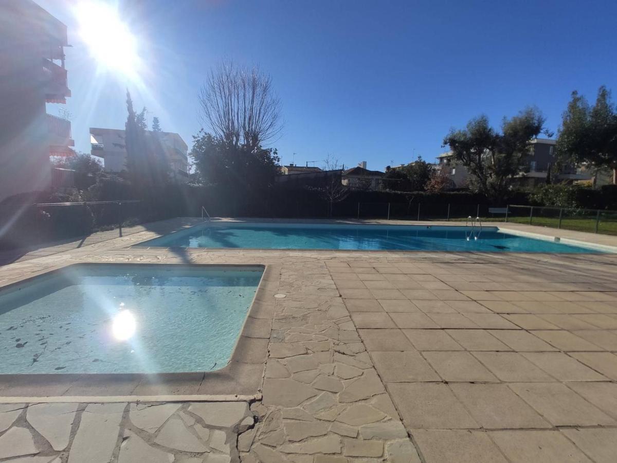 Avec Piscine & Tennis, Terrasse Ensoleillee, Garage Prive - - Fr-1-252-126 *