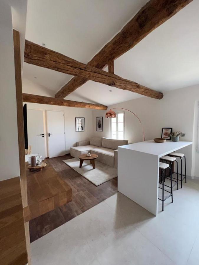Apartment With Mediterranean Charm In The Heart Of The Provencal Market *