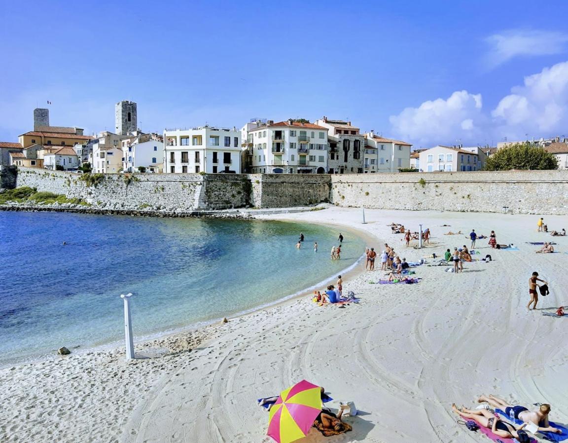 Vue Et Remparts. Entre Vieille Et Plages *