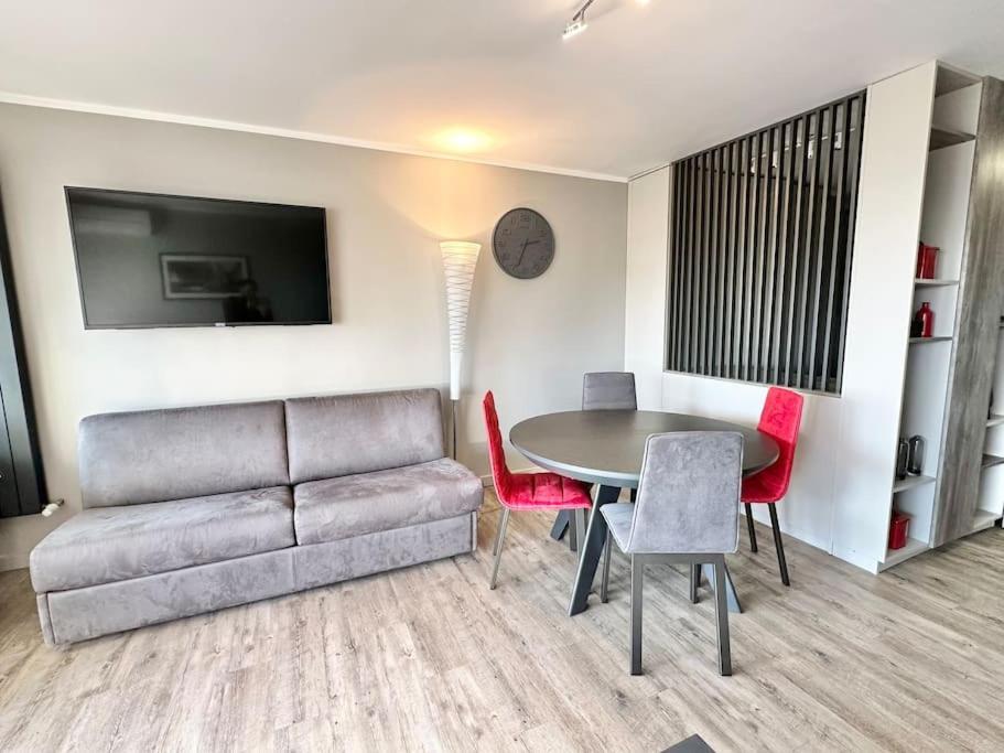 Apartment Beautiful - Air Conditionning -pool -10min Beach -parking Near Antibes