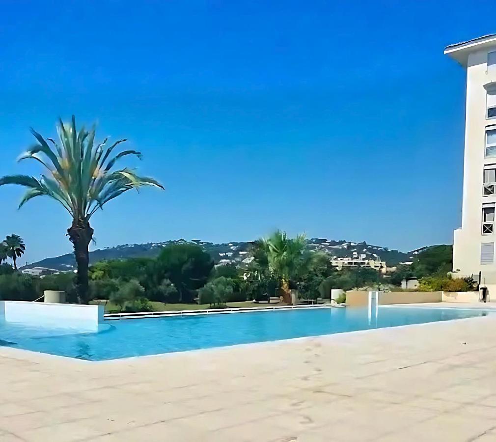 Grand 2 Pieces Climatise Dans De Standing Avec Vue Piscine Au Bord De La * Antibes
