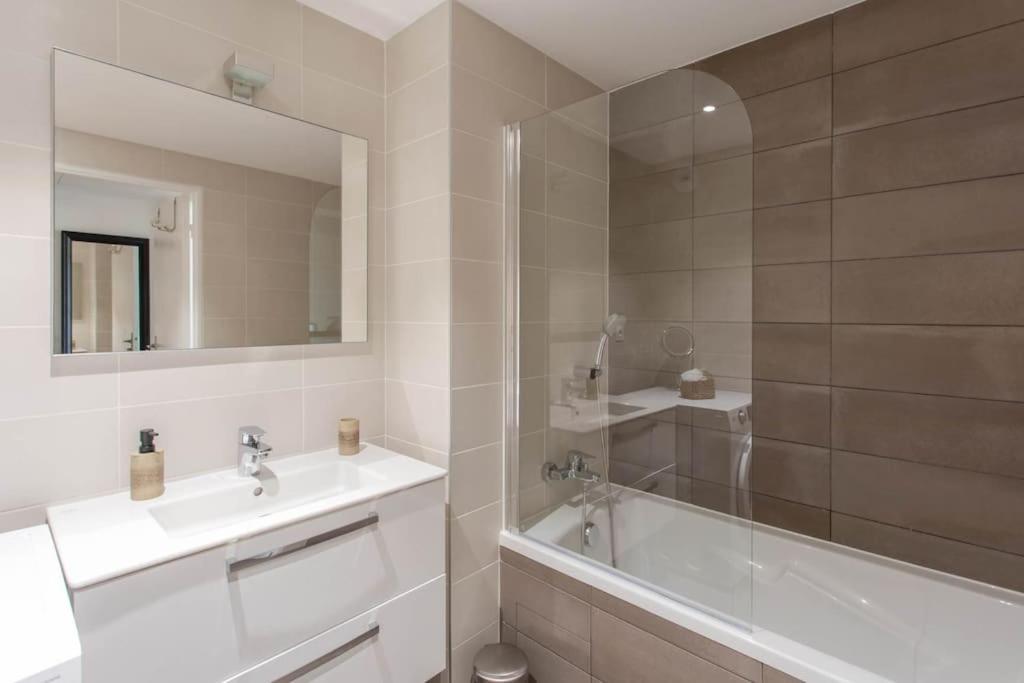 A7- 2 Bdr Sea & Mountain View - Ac, Parking, Pool & Terrace Apartment Antibes