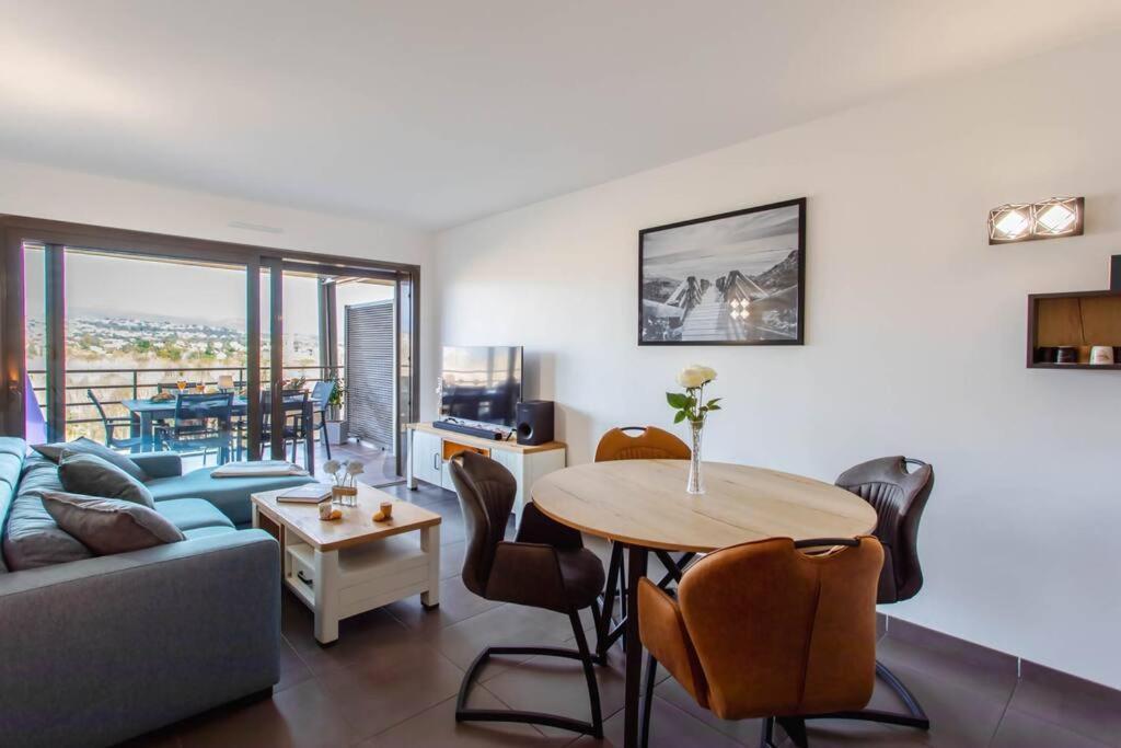 A7- 2 Bdr Sea & Mountain View - Ac, Parking, Pool & Terrace Apartment