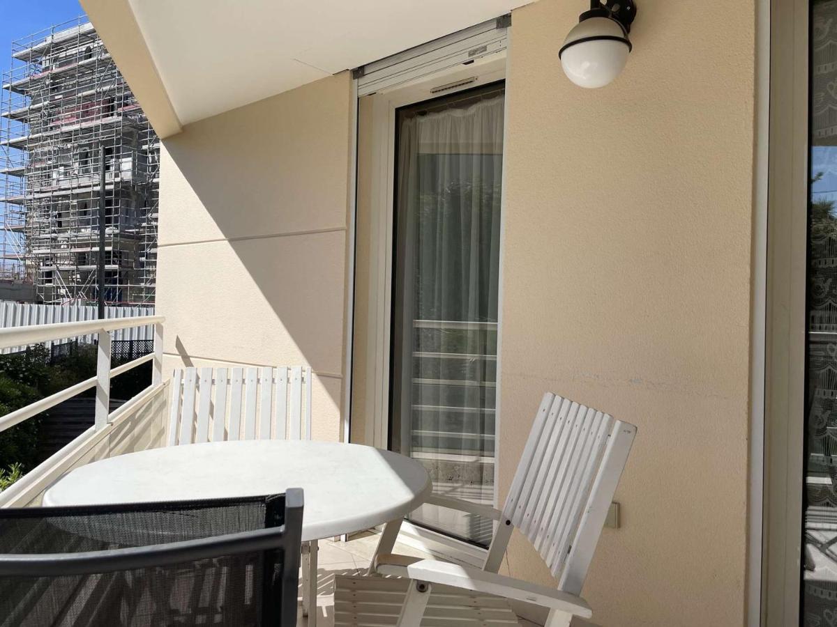 Appartement 2p A Juan Les Pins : Emplacement Ideal, Parking, Terrasses, Proche Et Commerces - Fr-1-252-188