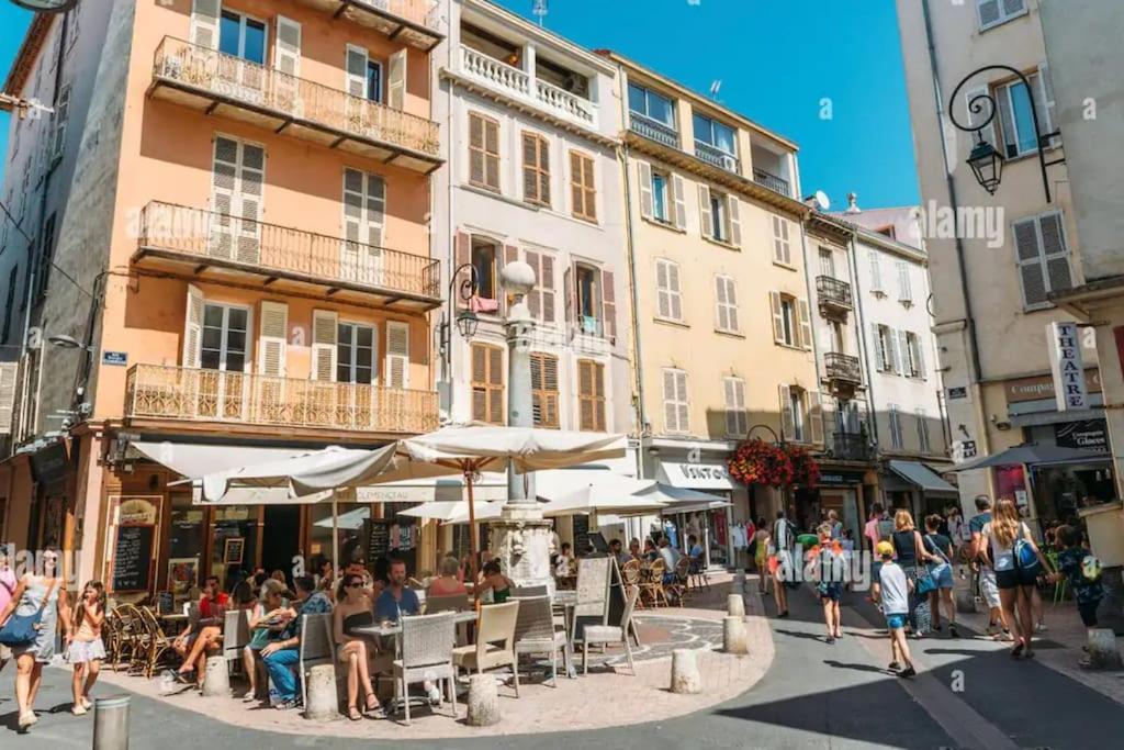 Apartment En Plein Coeur Du Vieil Antibes, Vue Sur Place Romantique Antibes