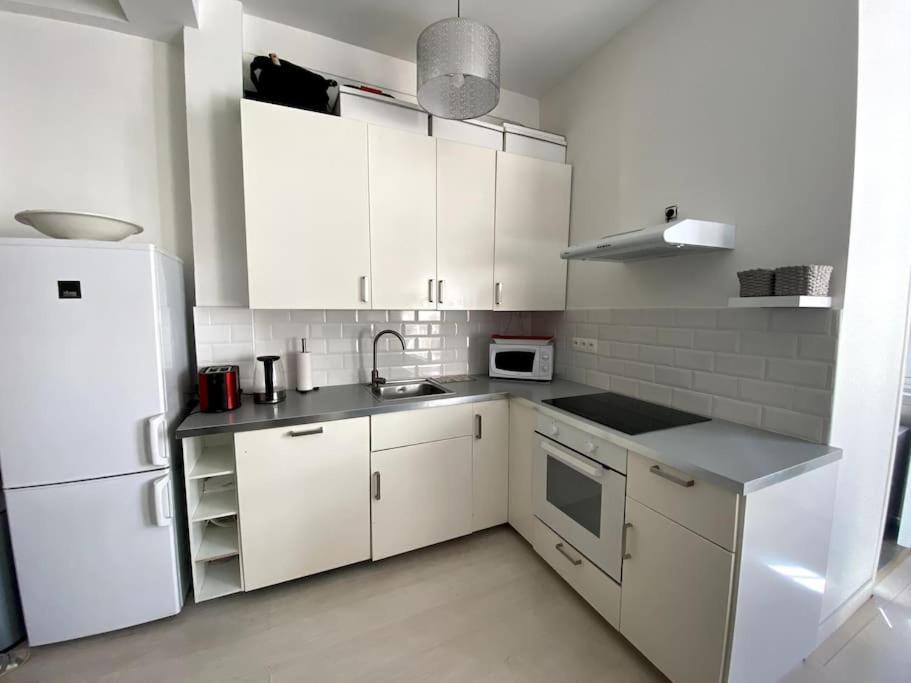 Apartment Moderne, Terrasse Et Climatise, Proche Plage, Spacieux
