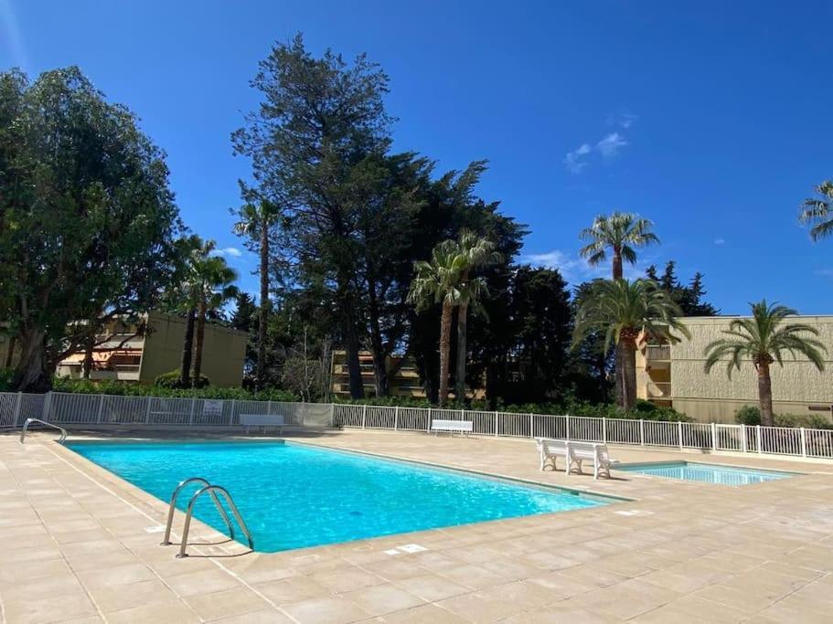 2 Bedroom With Balcony Close To The Sea Apartment *