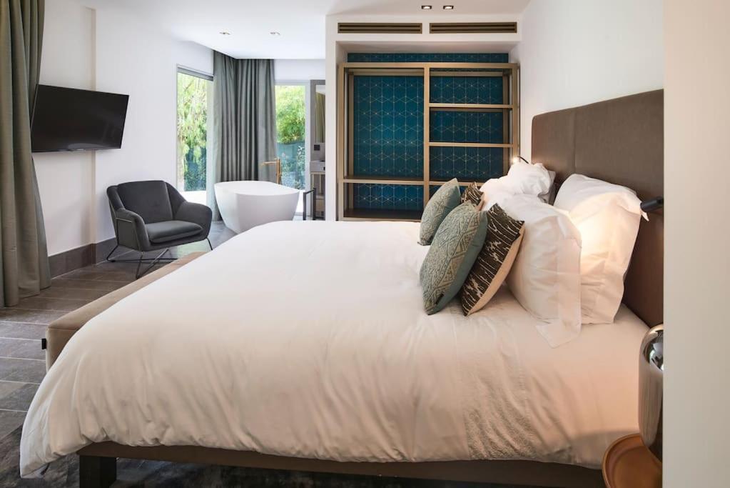 Villa A11 - Cap Sea View 5 Bdr - Ac, Rooftop Pool & Parking