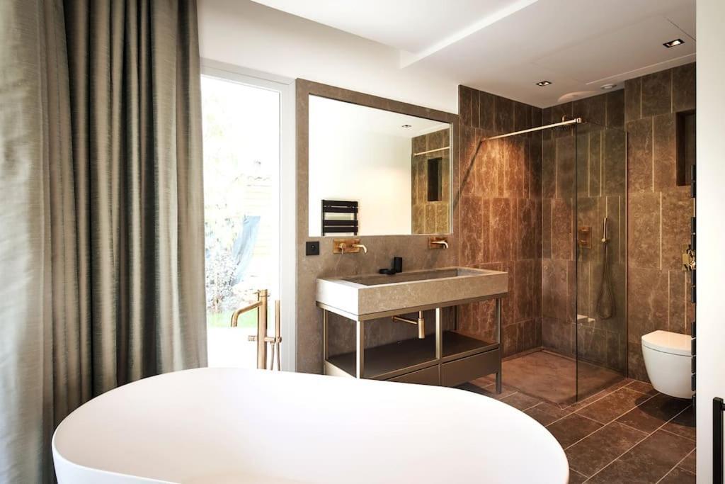 Villa A11 - Cap Sea View 5 Bdr - Ac, Rooftop Pool & Parking
