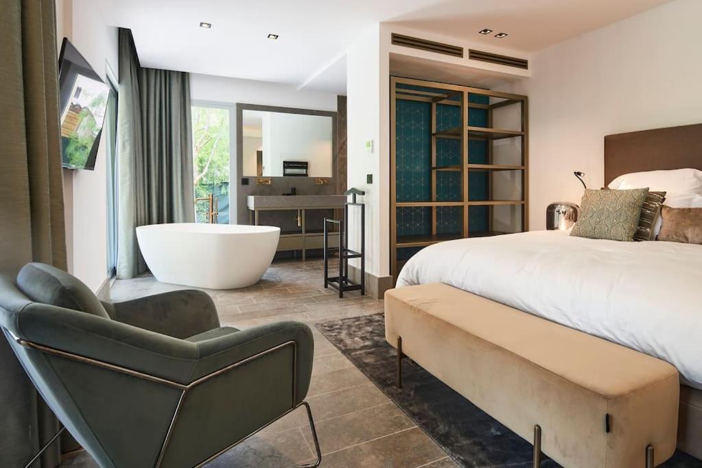A11 - Cap Sea View 5 Bdr - Ac, Rooftop Pool & Parking Villa *