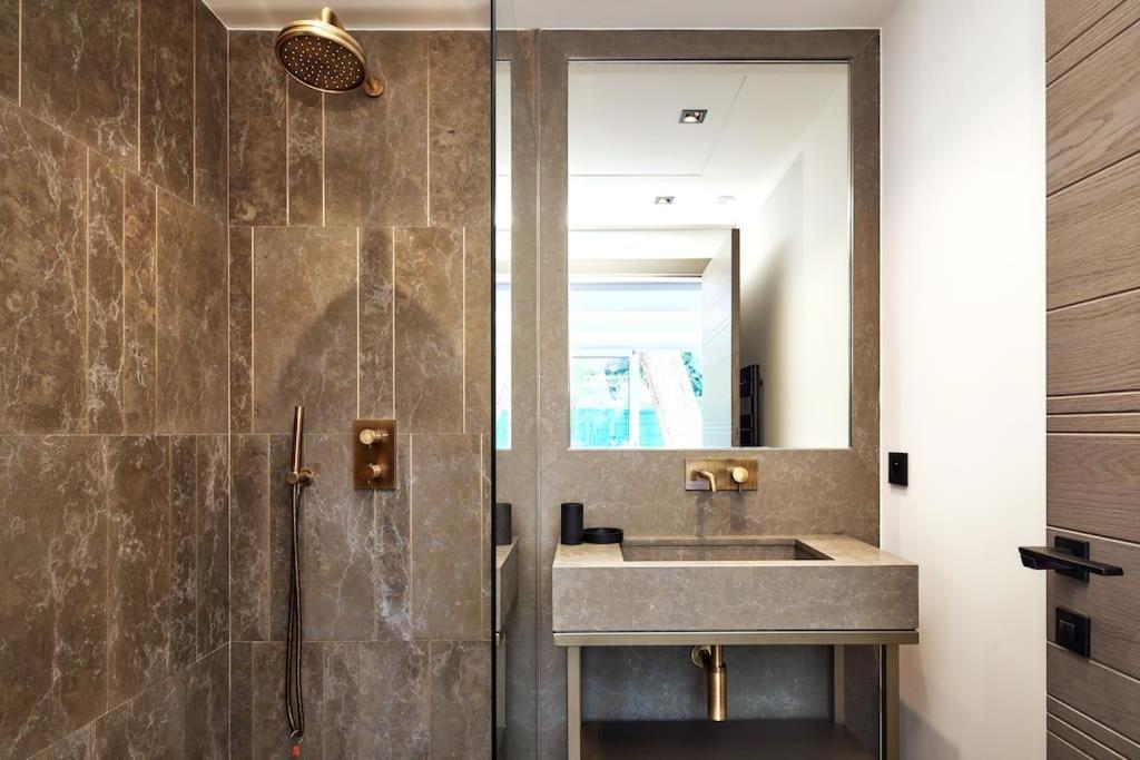 A11 - Cap Sea View 5 Bdr - Ac, Rooftop Pool & Parking *