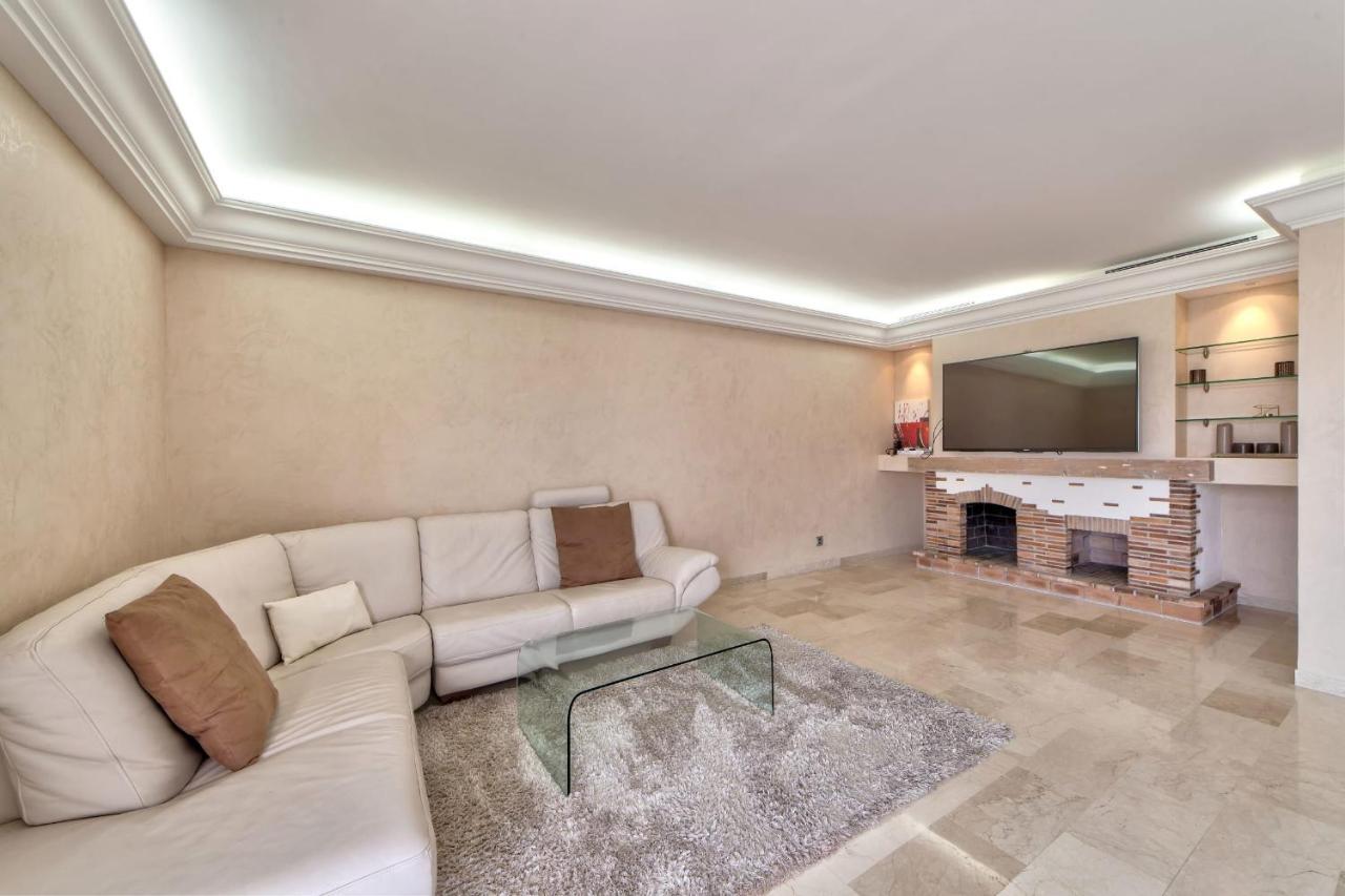 La Pinede Equiped With Air Conditioning And A Pool! Apartment