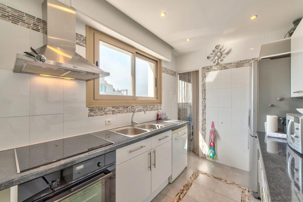 Apartment La Pinede Equiped With Air Conditioning And A Pool! Antibes