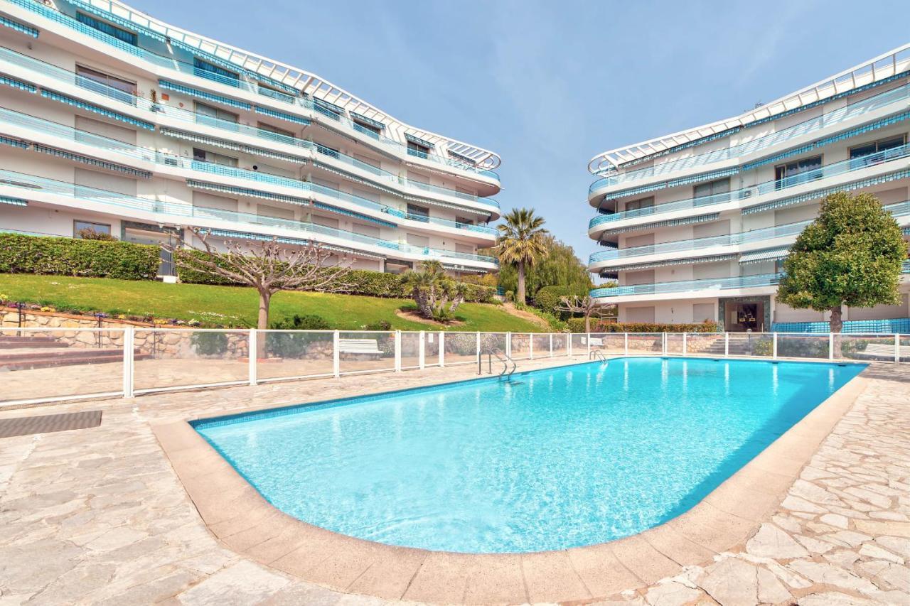 La Pinede Equiped With Air Conditioning And A Pool! Antibes