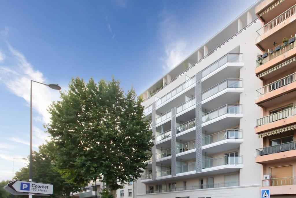 A12 - 1 Bdr Centre Train Station 5 Min Sea - Ac, Parking & Terrace Apartment