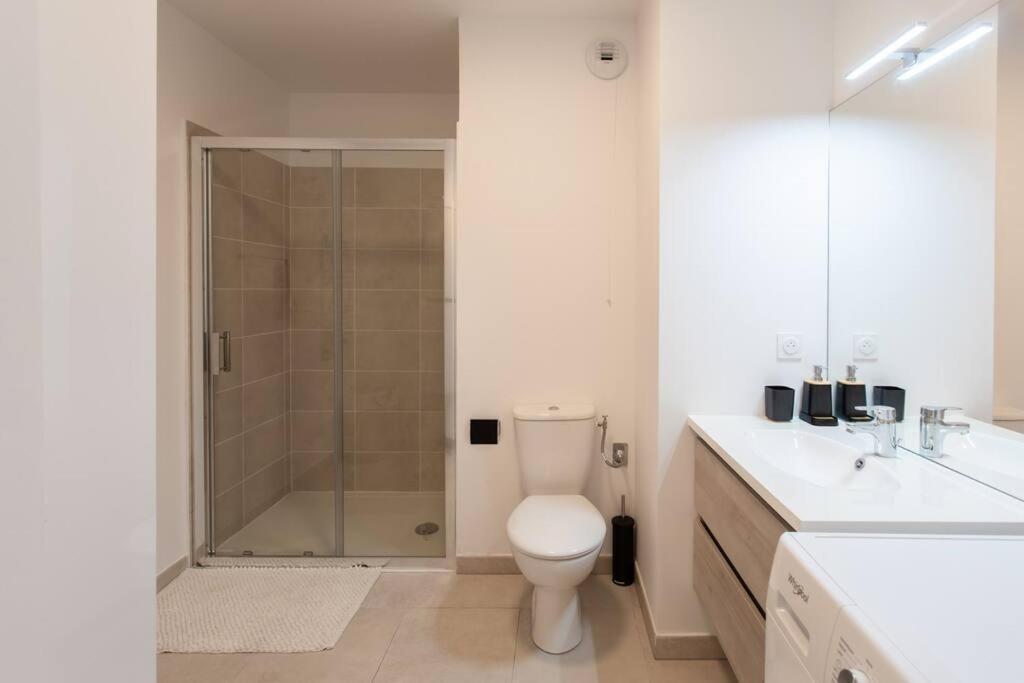 A12 - 1 Bdr Centre Train Station 5 Min Sea - Ac, Parking & Terrace Apartment