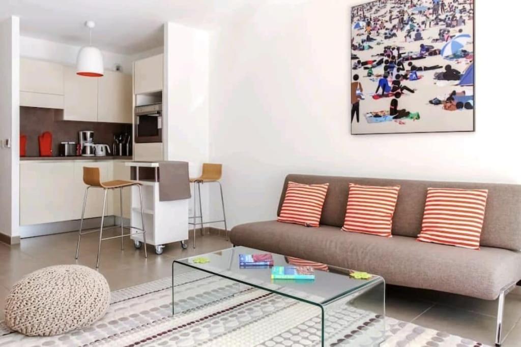 Le White Pearl : 4 Prs, Parking, Clim Apartment