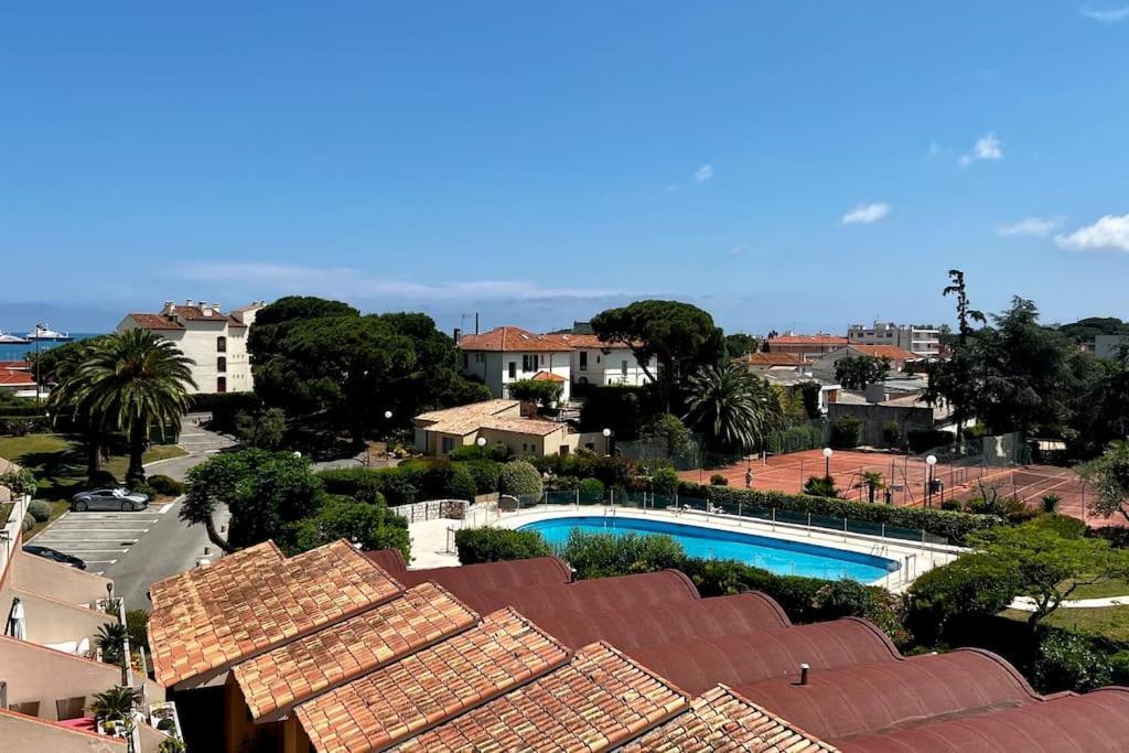 Avec Piscine Et Terrain De Tennis *