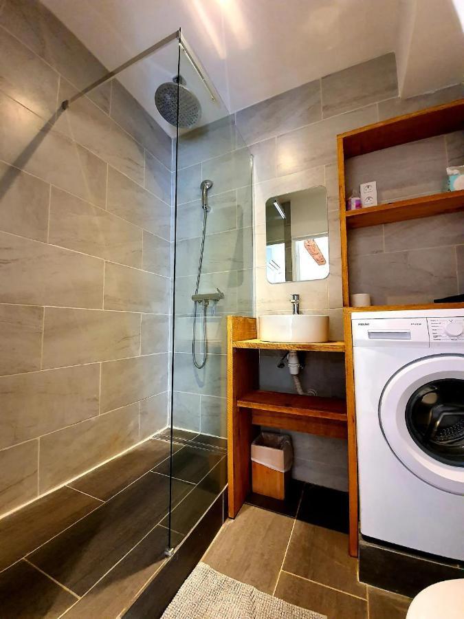Freshly Tastefully Renovated In Heart Of Old Appartement