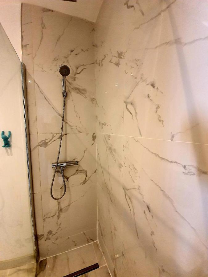 Freshly Tastefully Renovated In Heart Of Old Appartement
