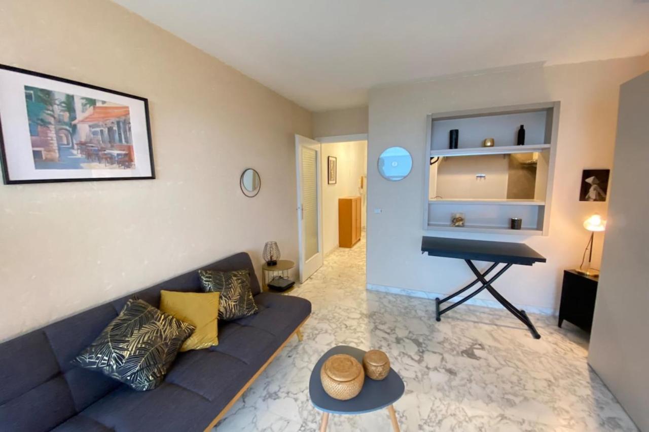 06ay - With Seafront Terrace Apartment *