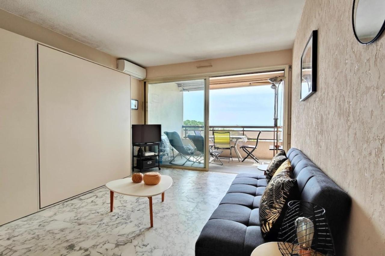 06ay - With Seafront Terrace Apartment *