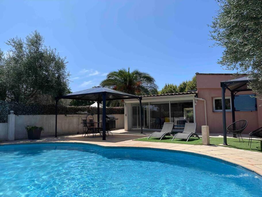 Climatisee Piscine 3 A 800m Ferienhaus Antibes