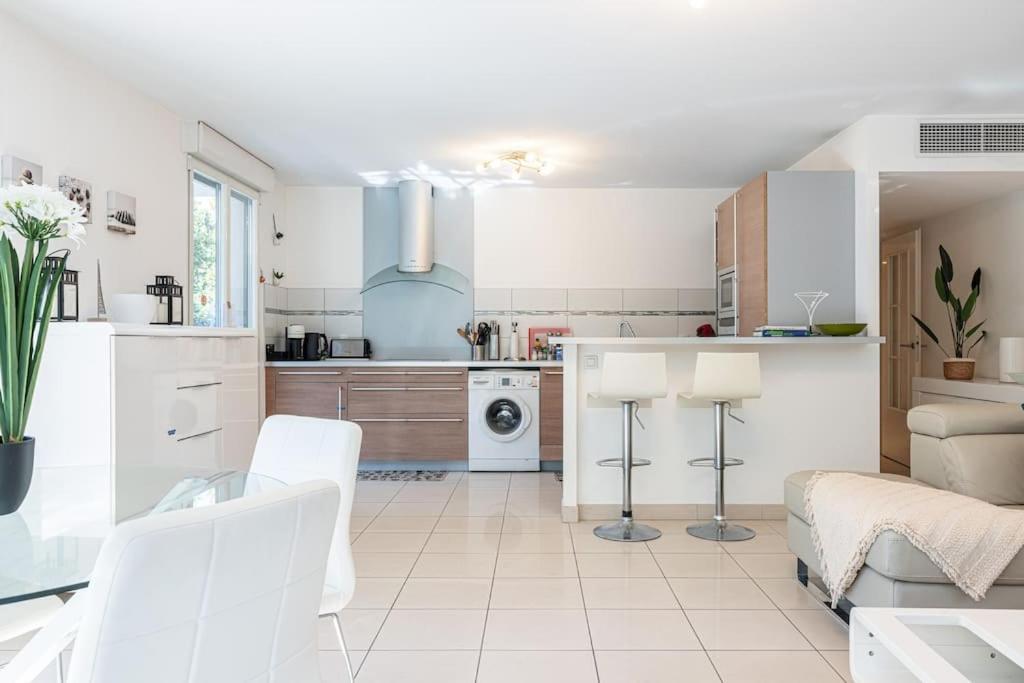 Beautiful And Spacious 2 Bed With Pool Apartment