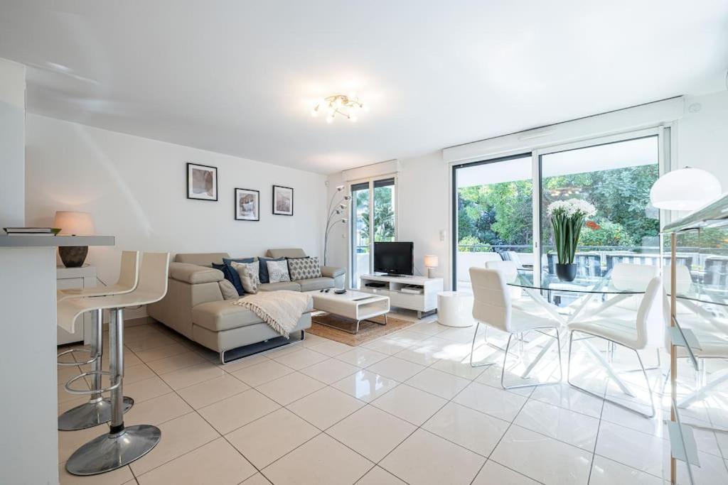 Beautiful And Spacious 2 Bed With Pool Apartment *