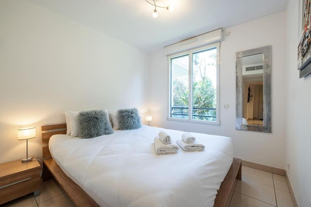 Beautiful And Spacious 2 Bed With Pool Apartment *