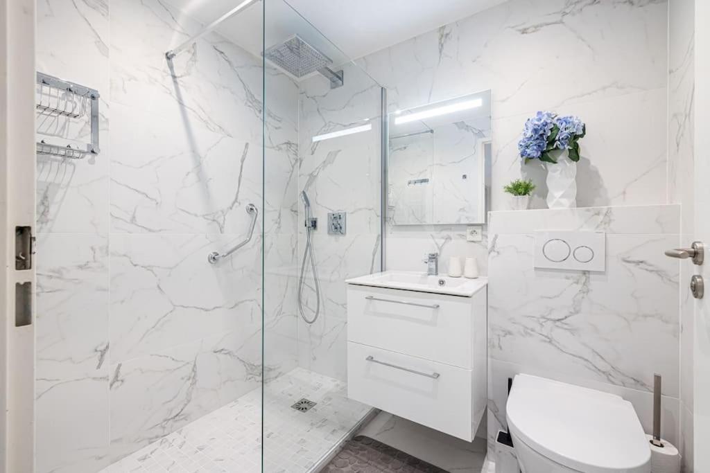 Apartment Beautiful And Spacious 2 Bed With Pool *