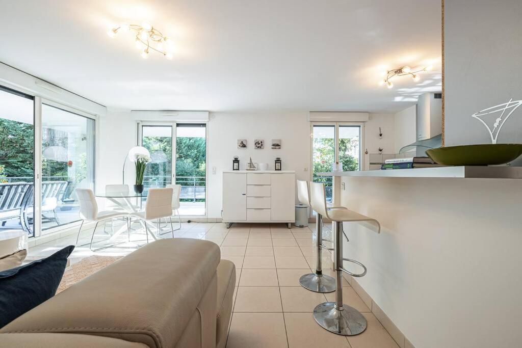 Apartment Beautiful And Spacious 2 Bed With Pool