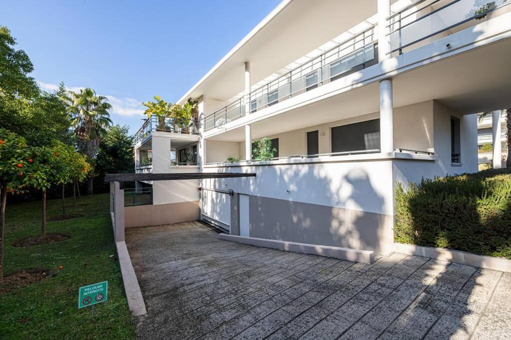 Beautiful And Spacious 2 Bed With Pool Antibes