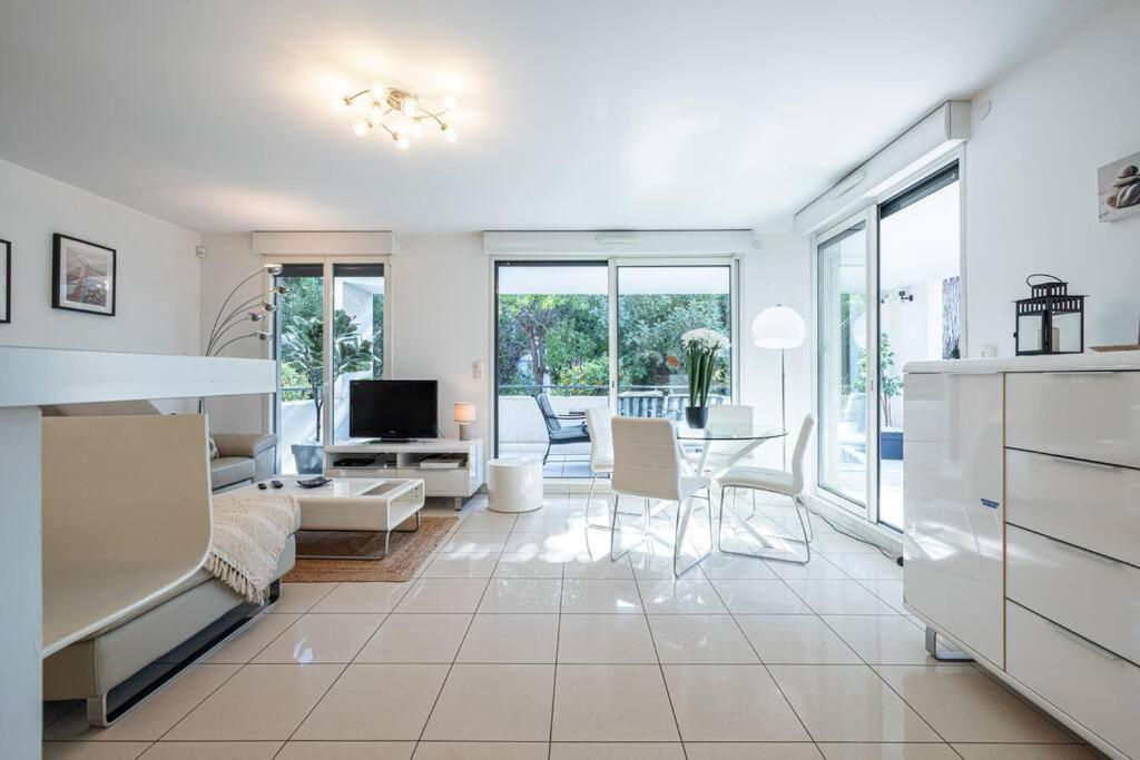 Beautiful And Spacious 2 Bed With Pool *