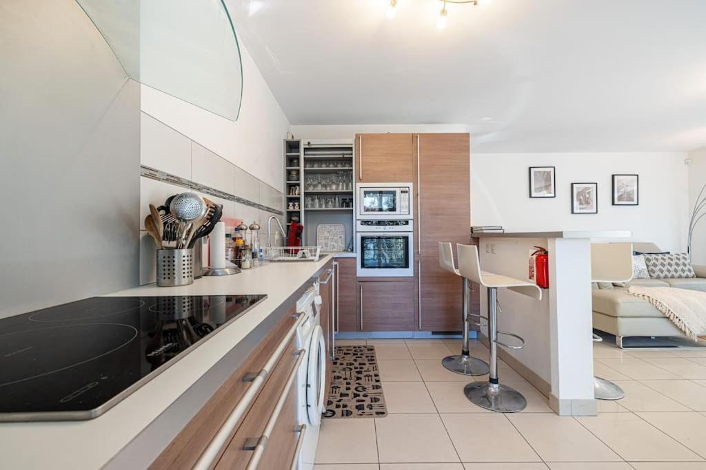 Beautiful And Spacious 2 Bed With Pool Apartment