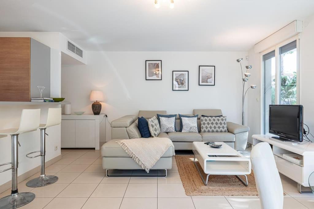 Apartment Beautiful And Spacious 2 Bed With Pool *