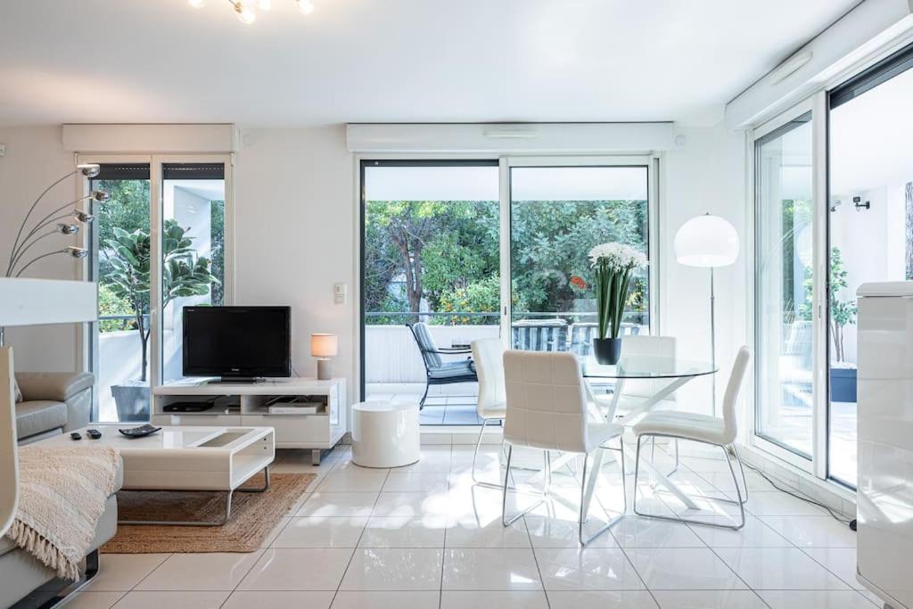 Beautiful And Spacious 2 Bed With Pool Apartment *